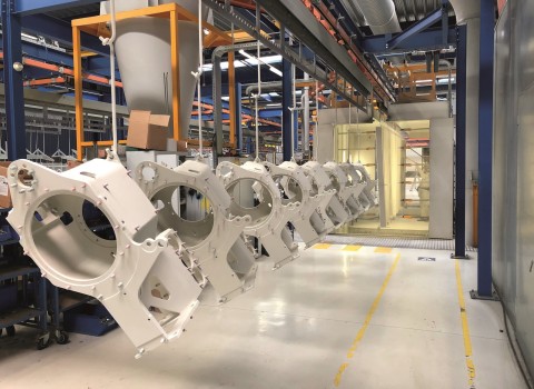 Behuizingen van machines op weg naar poedercoatcabine